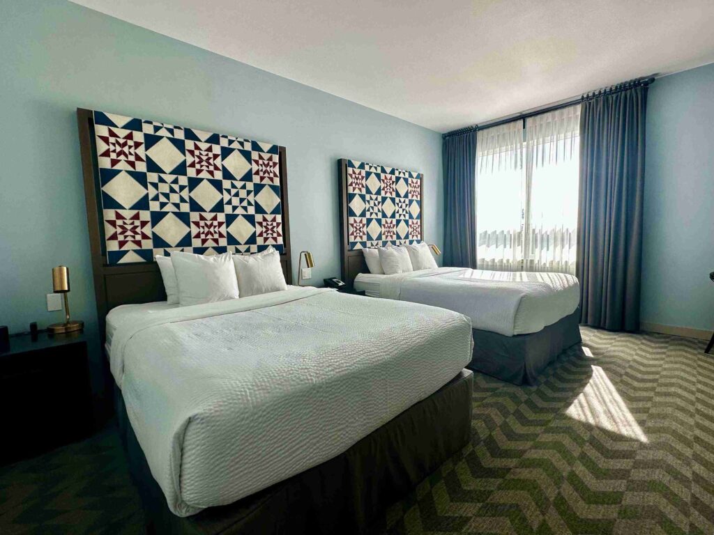 Mount Royal Hotel Room (©Melanie Lee)