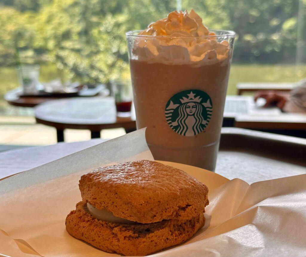 Starbucks in Shinjuku Gyoen National Garden (©Melanie Lee)