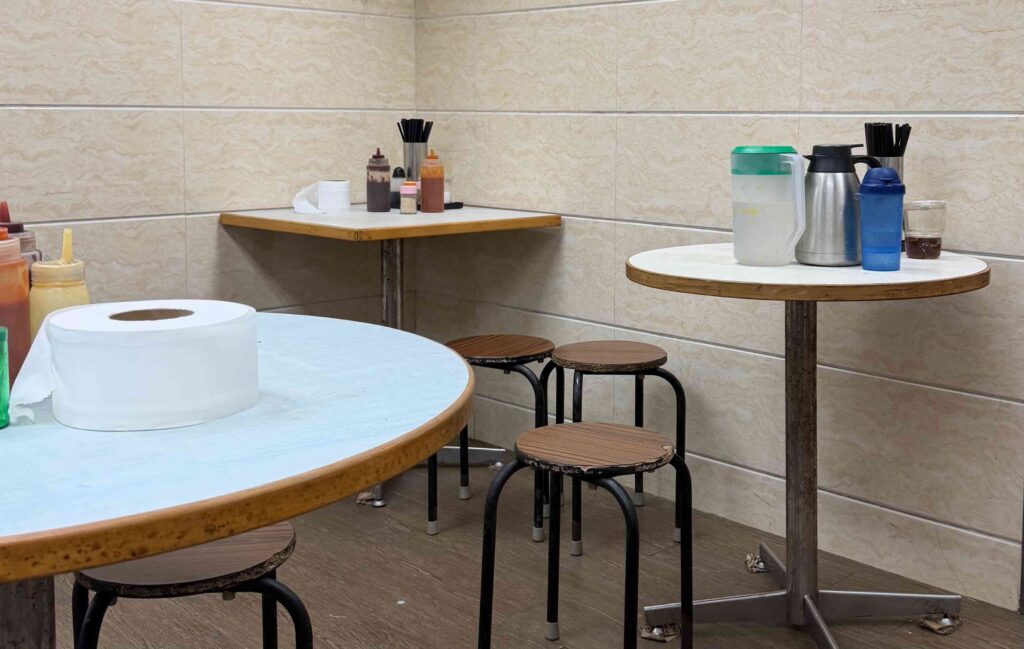 Typical Dai Pai Dong Seating (©Melanie Lee)