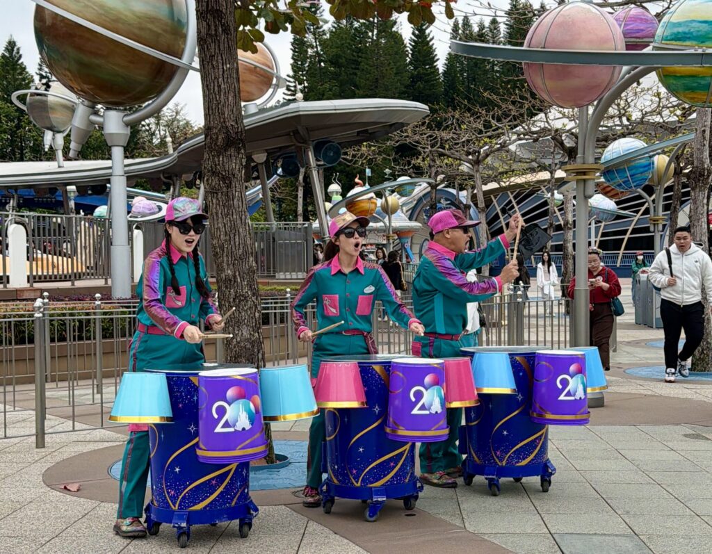 Hong Kong Disneyland 20th Anniversary Street Performers (©Melanie Lee)